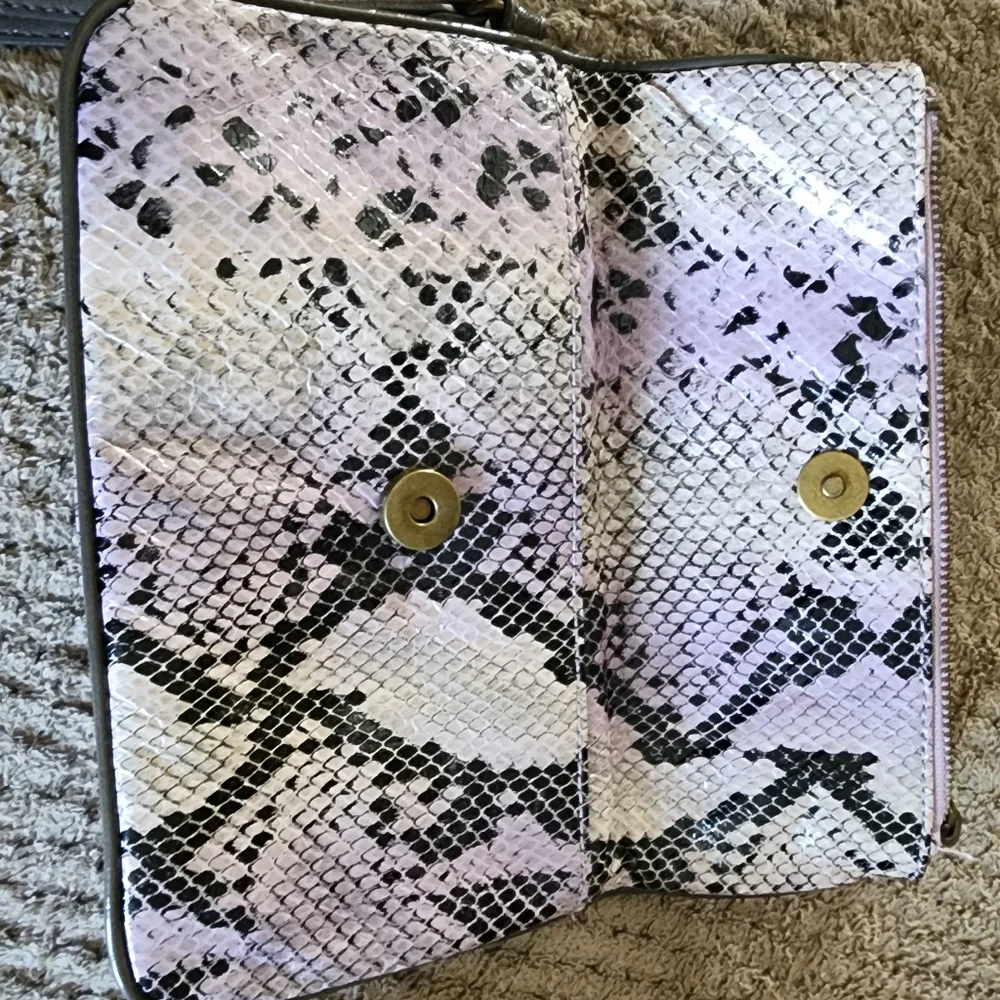 Vera Wang purple snake pattern clutch - Picture 2 of 5
